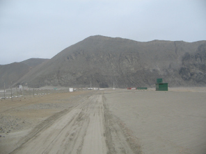 Chilca, pista de arena de la playa a las
                        lagunas