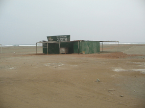 Chilca, playa con restaurante cerrado