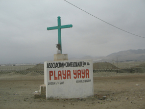 Chilca, playa "Yaya" con una
                        cruz