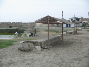 Chilca, bancos
con techo cerca de la laguna medicinal no. 3 Chilca, bancos con techo cerca de la
laguna medicinal no. 3