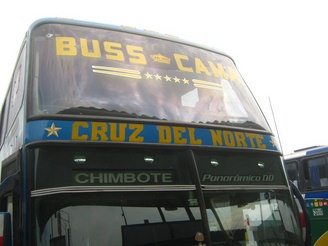 El bus de la empresa "Cruz del
                          Norte" de frente