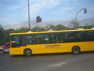 Un bus del Metropolitano en la
                          Panamericana sin pasajeros