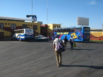 El terminal terrestre con un bus de la
                          empresa "Cruz del Norte"
