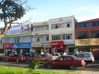 Avenida de la Torre con una tienda de
                          Claro, de Movistar, y un alojamiento
