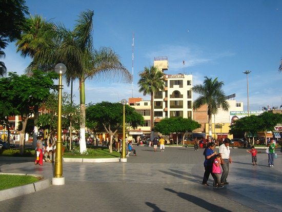 Plaza de Armas con el hostal Carlo al
                          fondo