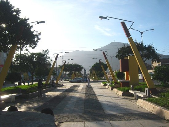 Avenida de la Torre con el monumento de
                          la empresa SiderPer y el cerro de la Paz al
                          fondo