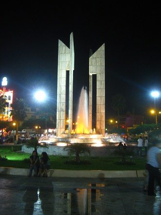 Plaza de Armas con la fontana
                            funcionando en la noche, primer plano