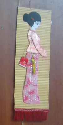 Chifa "Pekn", mueca
                                  de mujer china rosada