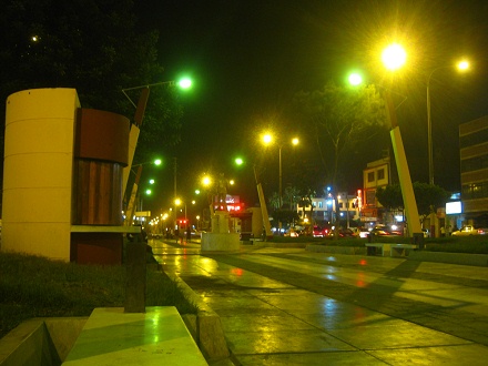 La avenida de la Torre con su bulevar
                            en la noche despus de la cena