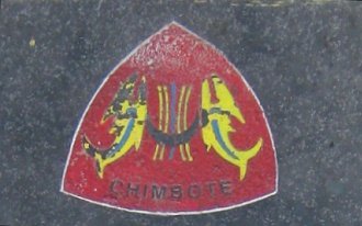 El logotipo de Chimbote en la placa
                          memorial
