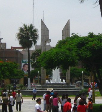 La plaza de Armas de Chimbote con su
                            fontana, funcionando tambin en el da,
                            primer plano