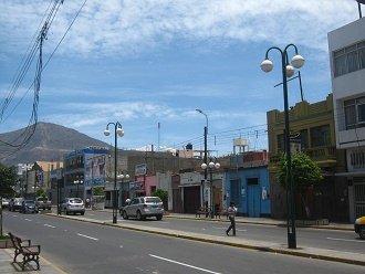 La avenida Bolognesi en Chimbote