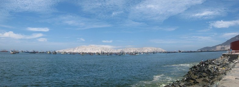 Vista panormica con la isla Blanca y
                            los puertos de Chimbote