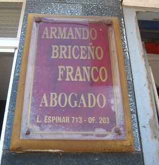 La placa de Roberto Briceo Franco,
                          abogado (y arquitecto), jirn Espinar no. 713
                          en Chimbote, Per