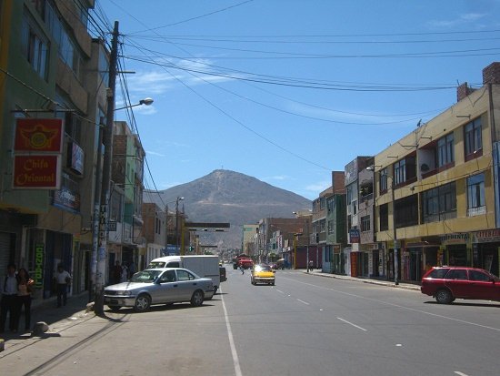 Avenida de la Torre, vista con el cerro
                            de la Paz