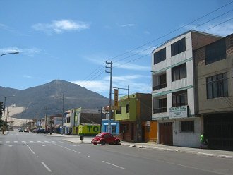 Avenida de la Torre con el cerro de la
                          Paz
