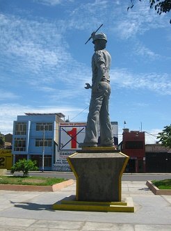 Monumento SiderPer con un obrero
                                  con instrumentos, vista lateral
