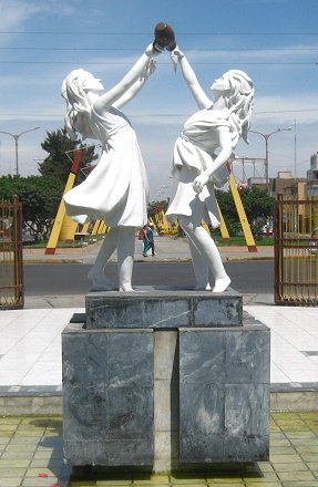 Parque con estatuas de nias
                                    02, primer plano