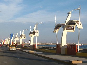 Bancos del malec�n de Chimbote con
                                vista, primer plano