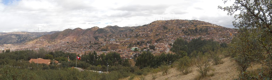 Sicht
                vom kleinen Steinbruch von Sacsayhuamn auf Cusco und
                die Berge rundrum, Panoramafoto
