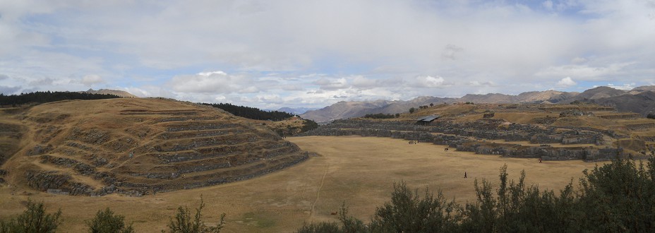 View to the fortress of Sacsayhuamán, panoramic
photo 01 View to the fortress of Sacsayhuamán,
panoramic photo 01