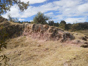 Kleiner Steinbruch
                von Sacsayhuamn: Felsen, die noch nicht ausgegraben
                sind 2