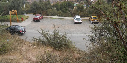 Die Sicht auf den Parkplatz beim Eingang Die Sicht auf den Parkplatz beim Eingang