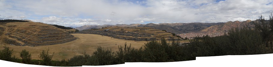 Sicht auf die Festung Sacsayhuamán, Panoramafoto
02 mit Cusco Sicht auf die Festung Sacsayhuamán,
Panoramafoto 02 mit Cusco