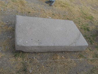 Cusco Sacsayhuam�n: white flat rectangular cut stone plate