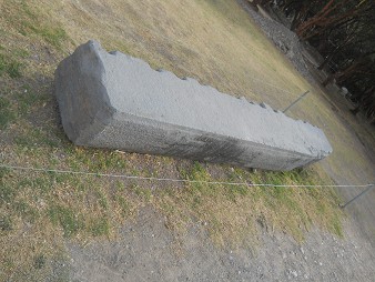 Cusco Sacsayhuam�n: cut beam of stone with bolts
