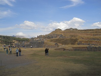 Cusco, Sacsayhuam�n, the festivity courtyard and the hill with 6 terraces (flattened pyramid) 01