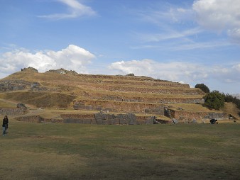 Cusco, Sacsayhuam�n, the festivity courtyard and the hill with 6 terraces (flattened pyramid) 02