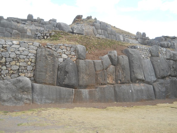 Cusco Sacsayhuam�n, basic walls part 1: incomplete giant zigzag wall 02