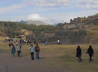 Cusco, Sacsayhuam�n, campo con muro primer plano