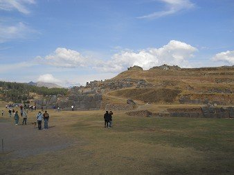Cusco, Sacsayhuam�n, el campo con la colina con 6 terrazas 01
