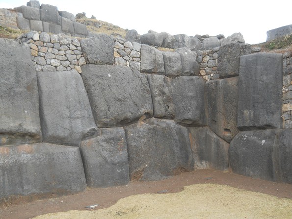Cusco Sacsayhuam�n, primer piso parte 1: muro incompleto, muro en zigzag gigante 01