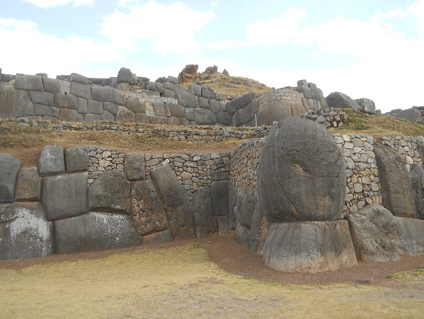 Cusco Sacsayhuam�n, primer piso parte 1: muro incompleto, muro en zigzag gigante 04