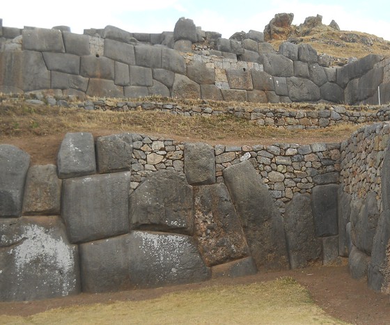 Cusco Sacsayhuam�n, primer piso parte 1: muro incompleto, muro en zigzag gigante 04, primer plano de la parte izquierda