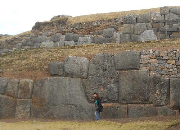 Cusco Sacsayhuam�n, primer piso parte 1: muro incompleto, muro en zigzag gigante 05, parte izquierda primer plano