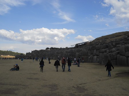 The walk is going on now heading to the center of the field (festivity courtyard) of Sacsayhuamn