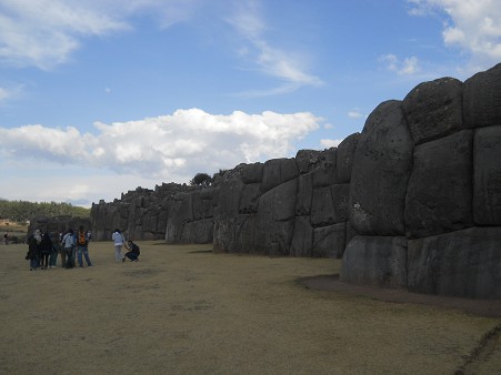 Cusco Sacsayhuamn, zigzag wall, complete view 01
