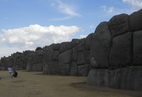 Cusco Sacsayhuamn, zigzag wall, complete view 02 zoom