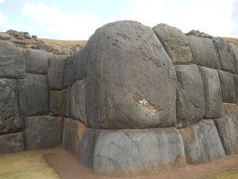 Cusco Sacsayhuam�n, giant zigzag wall 10