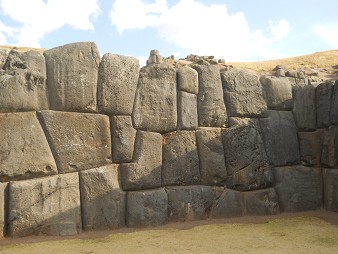 Cusco Sacsayhuam�n, giant zigzag wall 14
