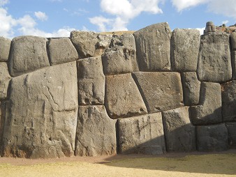 Cusco Sacsayhuam�n, giant zigzag wall 16