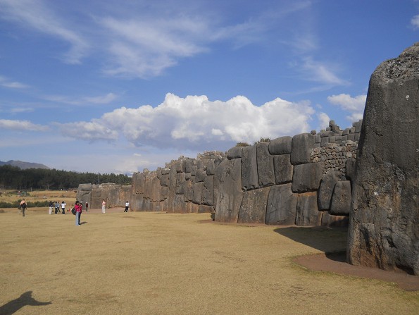 Cusco Sacsayhuamn, gigantische Zickzackmauer 17, Totalansicht 03