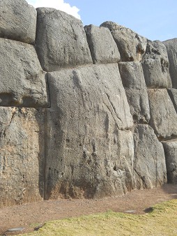 Cusco Sacsayhuam�n, walls with cut stones, detail 7