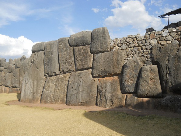 Cusco Sacsayhuam�n, giant zigzag wall 19