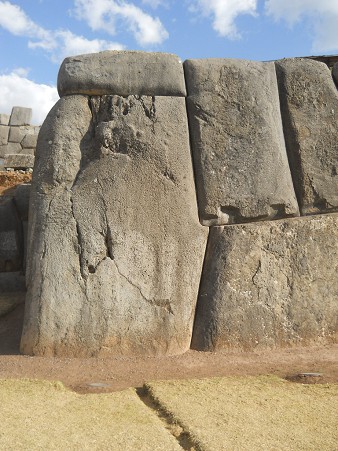 Cusco Sacsayhuam�n, giant zigzag wall, detail 9