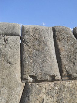 Cusco Sacsayhuam�n, giant zigzag wall, detail 10